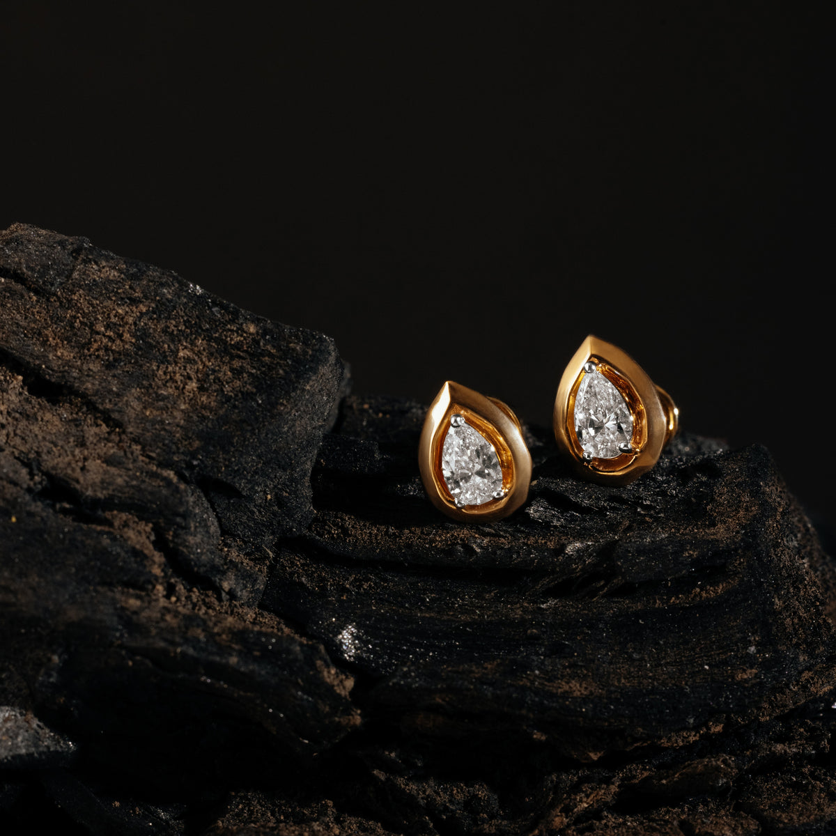 Evalis earrings in 14K yellow gold, pear-shaped lab-grown diamond (view 2) — Apekani Diamonds